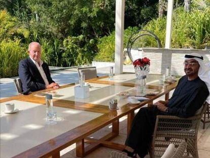 Juan Carlos I con el príncipe Mohamed bin Zayed, en la mansión donde se hospeda en Emiratos Árabes Unidos (EAU).