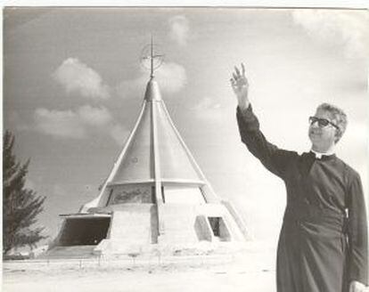 El obispo Agust&iacute;n Rom&aacute;n ante la Ermita de la Caridad de Miami.