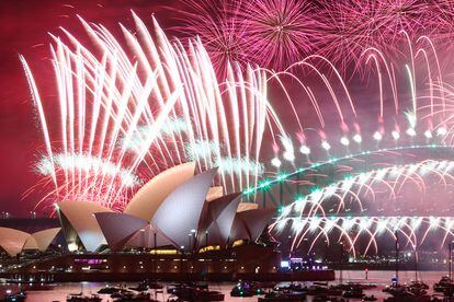 Fuegos artificiales sobre la Ópera de Sidney (Australia) para celebrar la llegada del 2023.