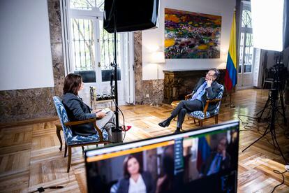 El presidente de Colombia, Gustavo Petro, y la directora de EL PAÍS, Pepa Bueno, durante la entrevista.