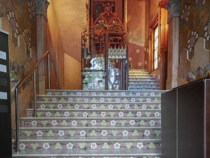 La escalera de acceso a la casa modernista Lle&oacute; i Morera de Barcelona, motivo de su cierre al p&uacute;blico.