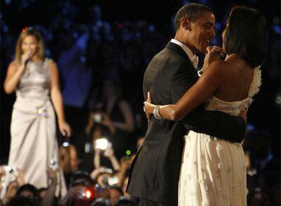 El matrimonio Obama, en su primer baile presidencial. Al fondo, la cantante Beyonce.