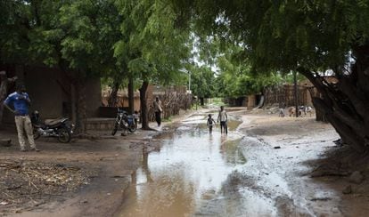 Cuando llueve, las calles sin asfaltar de Oussoubidiagna se llenan de inmensos charcos.