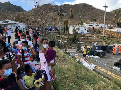 Familias afectadas por el huracán Iota evacúan la isla de Providencia, en noviembre de 2020.