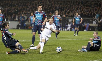Benzema se dispone a marcar el gol del Madrid entre <i>Chelo</i> Delgado y Réveillère.