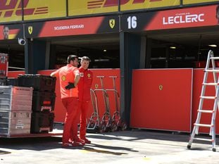 Miembros del equipo Ferrari en el circuito de Albert Park (Australia).