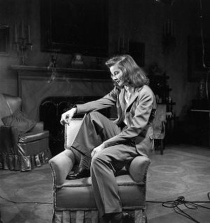 Un retrato de la actriz, fumando sobre un sillón orejero.