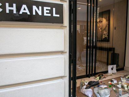 La tienda de Chanel en la rue Cambon de París, llena de flores y mensajes de condolencia por la muerte de Karl Lagerfeld.