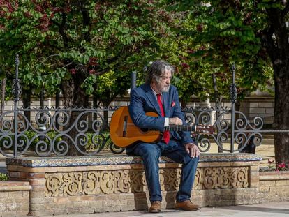 El guitarrista Rafael Riqueni, en el Parque de Maria Luisa de Sevilla.