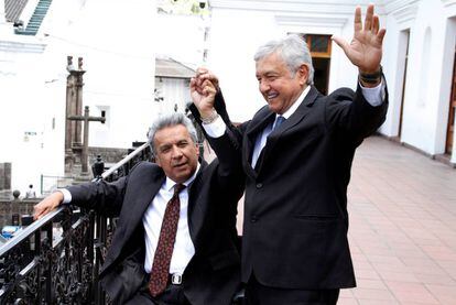 Lopez Obrador (derecha), con el presidente ecuatoriano, Lenin Moreno, en Quito.