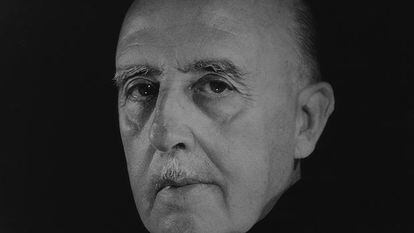 Franco, en un retrato hacia 1970 del fotógrafo Gyenes, que le fotografió con un pañuelo al cuello de terciopelo negro. / BIBLIOTECA NACIONAL DE ESPAÑA