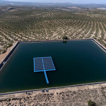 Irrigation pond with floating solar panels in Jaén.