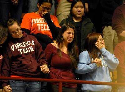 Varias estudiantes lloran durante el acto celebrado ayer en memoria de las víctimas en la cancha de baloncesto de la Universidad Politécnica de Virginia.