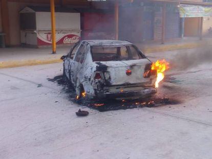 El coche del jefe de policía de Zitlala, ya quemado.