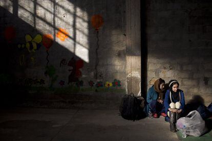 Dos jóvenes afganas esperan en el centro de registro de Tabakika, Grecia.