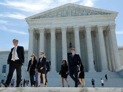 Varias personas frente a la sede del Supremo, a finales de junio