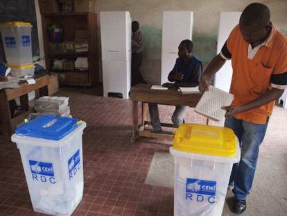 Un hombre vota en un colegio electoral de Kinshasa.