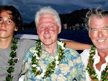 Bill Clinton y Pierce Brosnan, acompañados del hijo del actor, en la foto compartida por el intérprete en su Instagram.