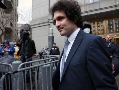 Sam Bankman-Fried sale del tribunal de Manhattan el pasado 16 de febrero.