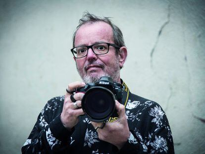 El fotoperiodista Xavier Mercadé, retratado en el barrio de Gràcia de Barcelona, en febrero de 2020.