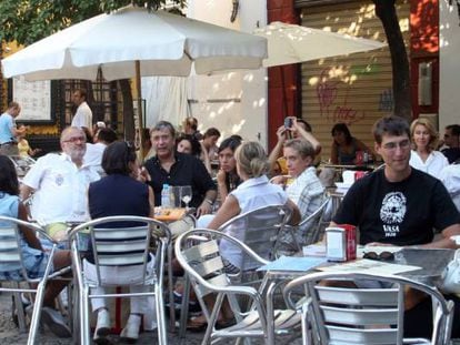 Clientes en un bar de Sevilla