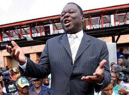 Tsvangirai se dirige a los zimbabuenses afectados por la violencia xenófoba, el 22 de mayo en Johanesburgo.