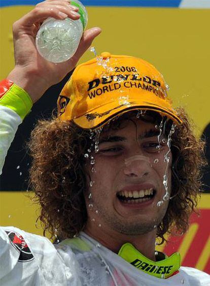 Simoncelli celebra su título.