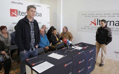 Oskar Matute, de pie a la izquierda, y al fondo, a la derecha, 'Bikila'.