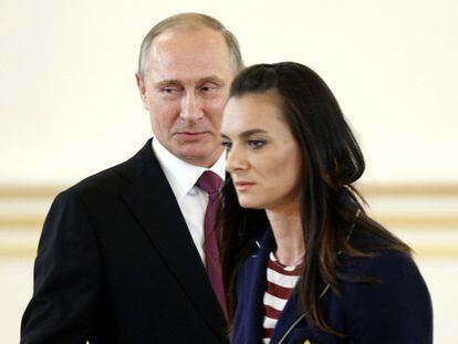 Putin y la saltadora Isinbáyeva, en el Kremlin.