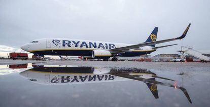 Un avión de Ryanair en el aeropuerto de Hamburgo (Alemania).