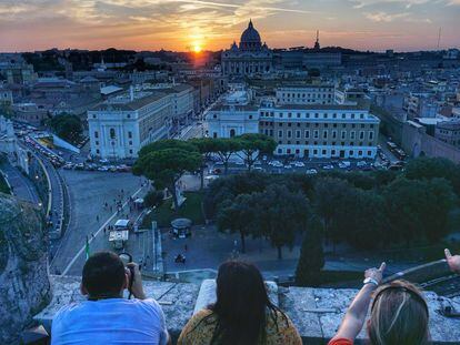 Atardecer desde la terraza del castillo de Sant’Angelo, con vistas a la cúpula de San Pedro del Vaticano.
