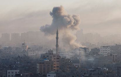 El humo se elevaba este viernes sobre la ciudad de Gaza, tras los ataques del ejército israelí.