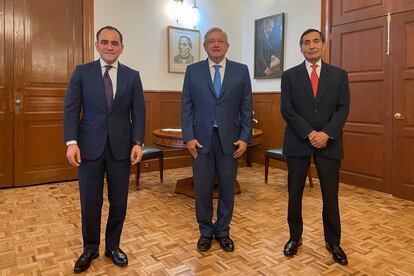 El presidente, Andrés Manuel López Obrador, acompañado por el ministro de Hacienda, Arturo Herrera, y el economista Rogelio Ramírez de la O.