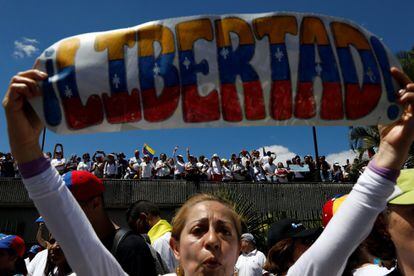 En Caracas, el punto de llegada de las movilizaciones, convocadas por el líder opositor Juan Guaidó, que hace un mes anunció asumir funciones de presidente interino del país, los manifestantes se concentraron frente a la base aérea militar La Carlota.