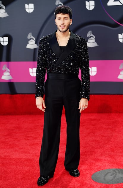 Sebastián Yatra, con traje de chaqueta de Dolce & Gabbana.
