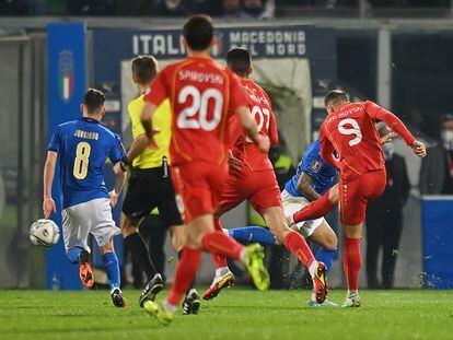 Aleksandar Trajkovski marca el gol de Macedonia del Norte contra Italia.