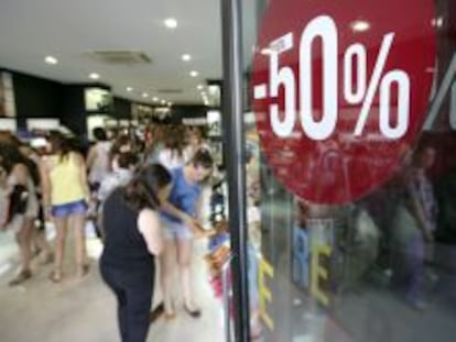 Consumidores en Madrid durante las &uacute;ltimas rebajas.