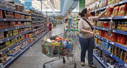 Una mujer llena un carrito en El Corte Ingl&eacute;s.