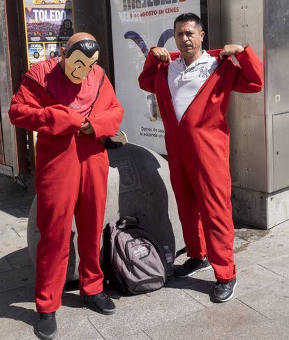 David (derecha) y Ederson (izquierda) son dos nuevos animadores en la Puerta del Sol que se disfrazan de la Casa de Papel