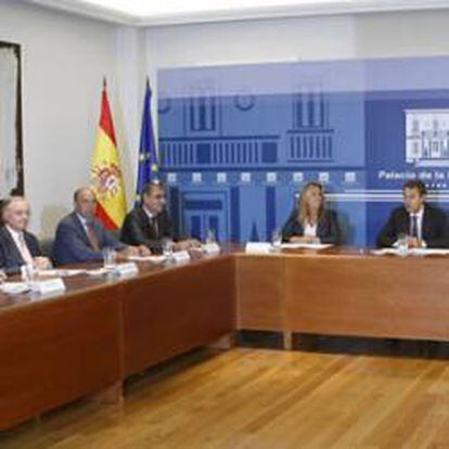 El presidente del Gobierno, José Luis Rodríguez Zapatero, se ha reunido hoy con una delegación de Farmaindustria, encabezada por su presidente, Jesús Acebillo (d-fondo), quien le pedirá un plan sectorial para la industria farmacéutica.