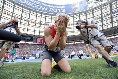 La alemana Christina Obergfoell celebra su oro en lanzamiento de jabalina.
