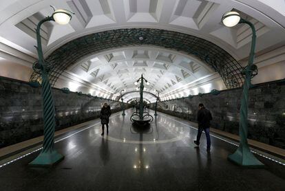 Interior de la estación Slavyansky Bulvar. Hoy el metro de Moscú cuenta con 206 estaciones y hasta nueve millones de pasajeros al día.