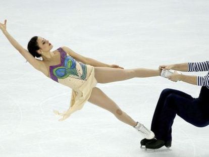 Sara Hurtado y Adri&aacute;n D&iacute;az ejecutan su ejercicio del programa libre de la competici&oacute;n de patinaje art&iacute;stico por parejas. 