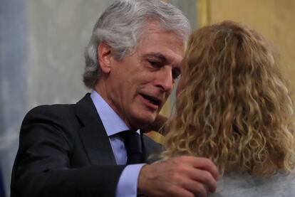 El diputado del PP Adolfo Suárez Illana abrazándose a la presidenta del Congreso, Meritxell Batet, el pasado jueves.