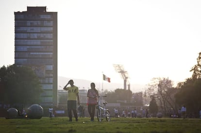 Unos estudiantes en las islas de la UNAM