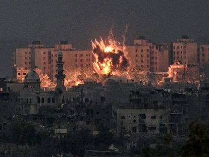 Una bola de fuego causada por un bombardeo israelí en el norte de la franja de Gaza, este sábado.