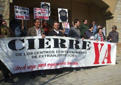 Manifestaci&oacute;n vecinal para pedir el cierre del Centro de Internamiento de Extranjeros (CIE) en Algeciras (C&aacute;diz), el pasado mayo.