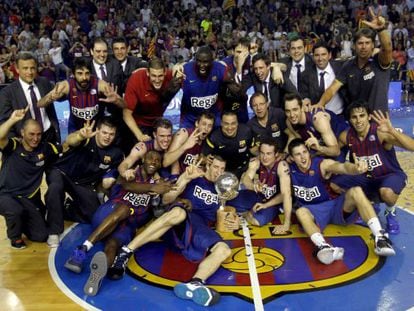 Los jugadores del Barcelona celebran su título de la Liga Endesa.