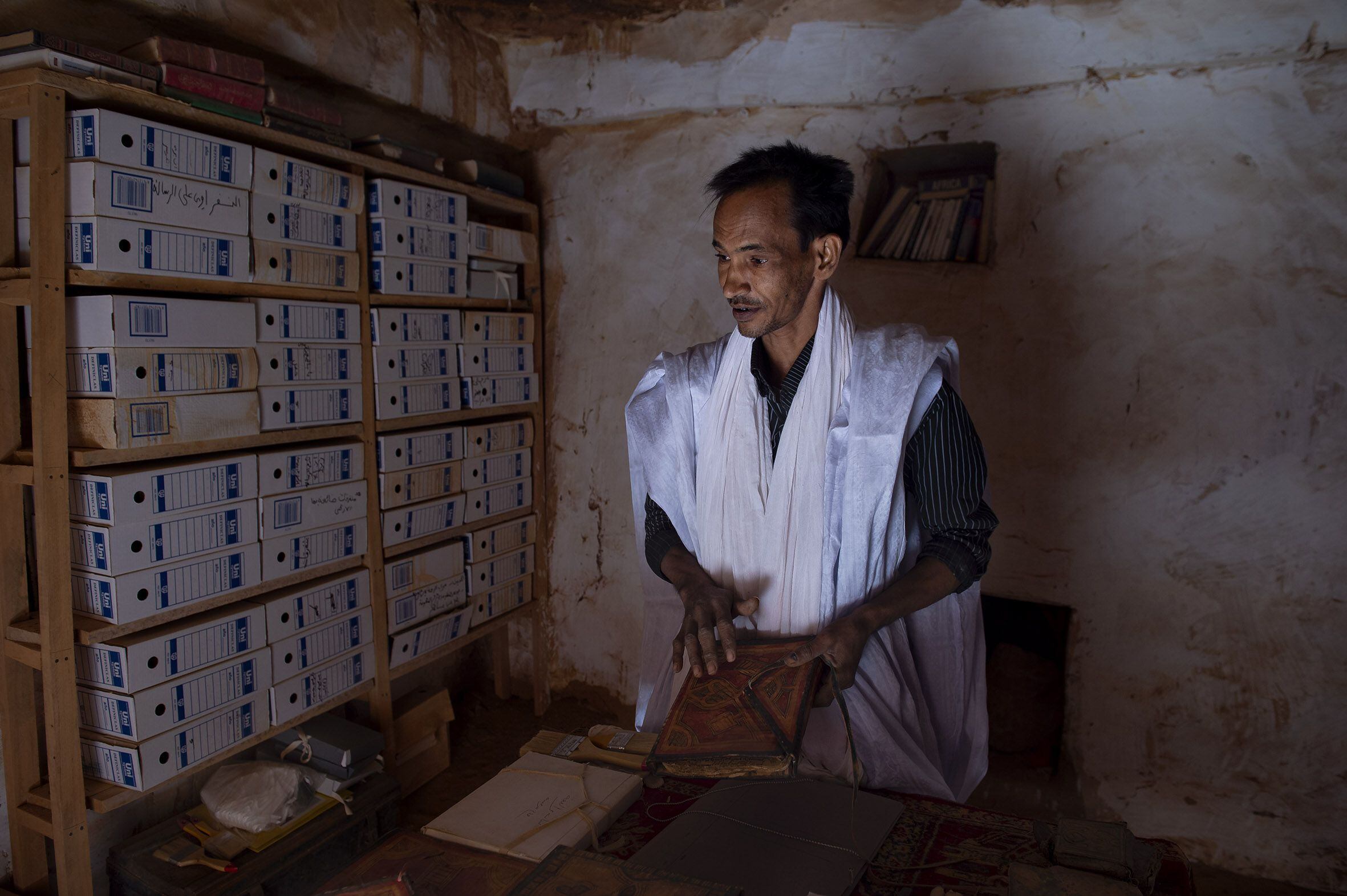 Didi Bahah en la sala de la Biblioteca Hamoni, cuya colección está conservada en archivadores que protegen los manuscritos del polvo y La luz. Tras la formación ofrecida por AECID, están comenzando a realizar cajas de conservación con cartón especial, para mejorar la protección de los manuscritos.