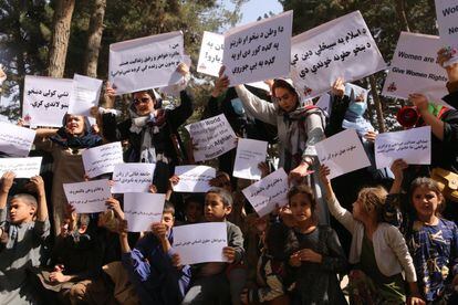 Un grupo de mujeres afganas organizan una protesta por su derecho a la educación y al trabajo en Kabul, Afganistán, el pasado 10 de octubre de 2021.